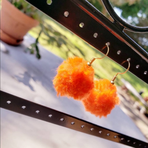 Pompom earrings - Picture 2 of 3